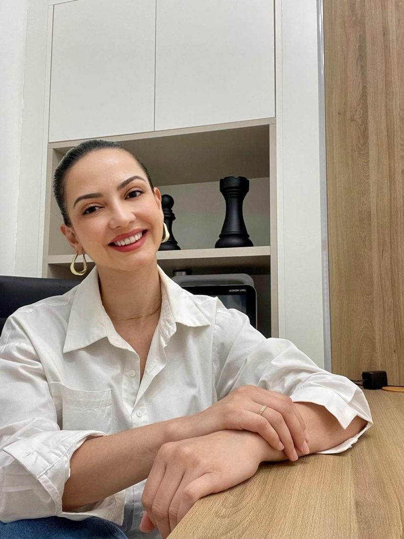 Driele Abilio, biomédica esteta, em seu consultório